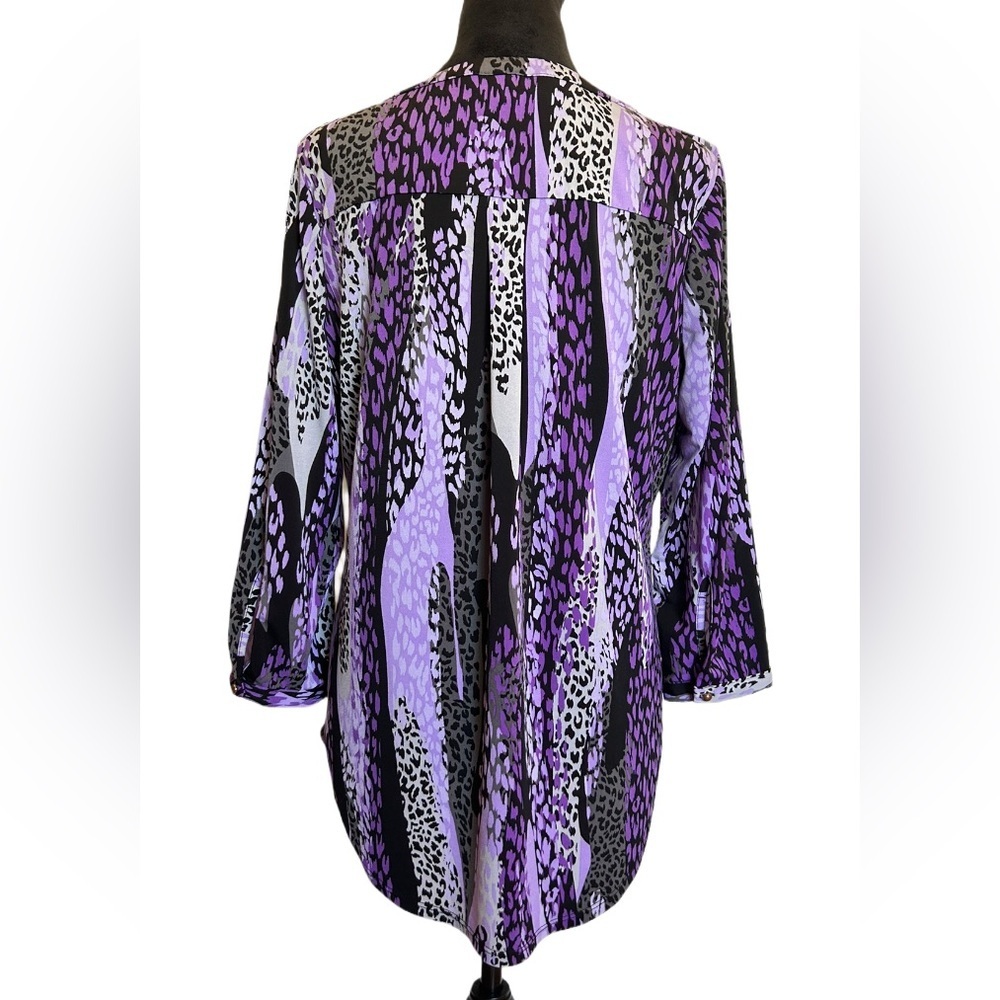 Dana Buchman Woman’s Medium Purple Animal Print 3/4 Sleeve Button-Up V-Neck Top - Picture 6 of 8